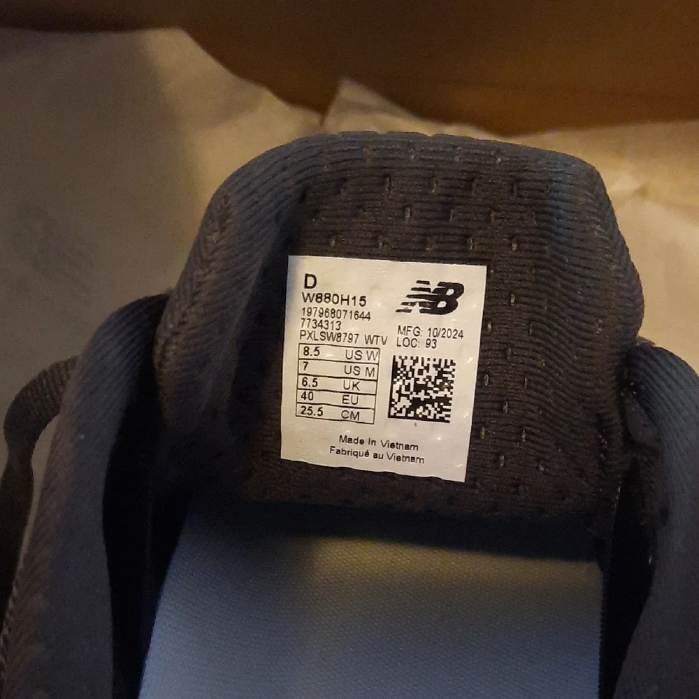 New Balance Black and White Athletic Shoes with Retro Silhouette - Picture 5 of 8